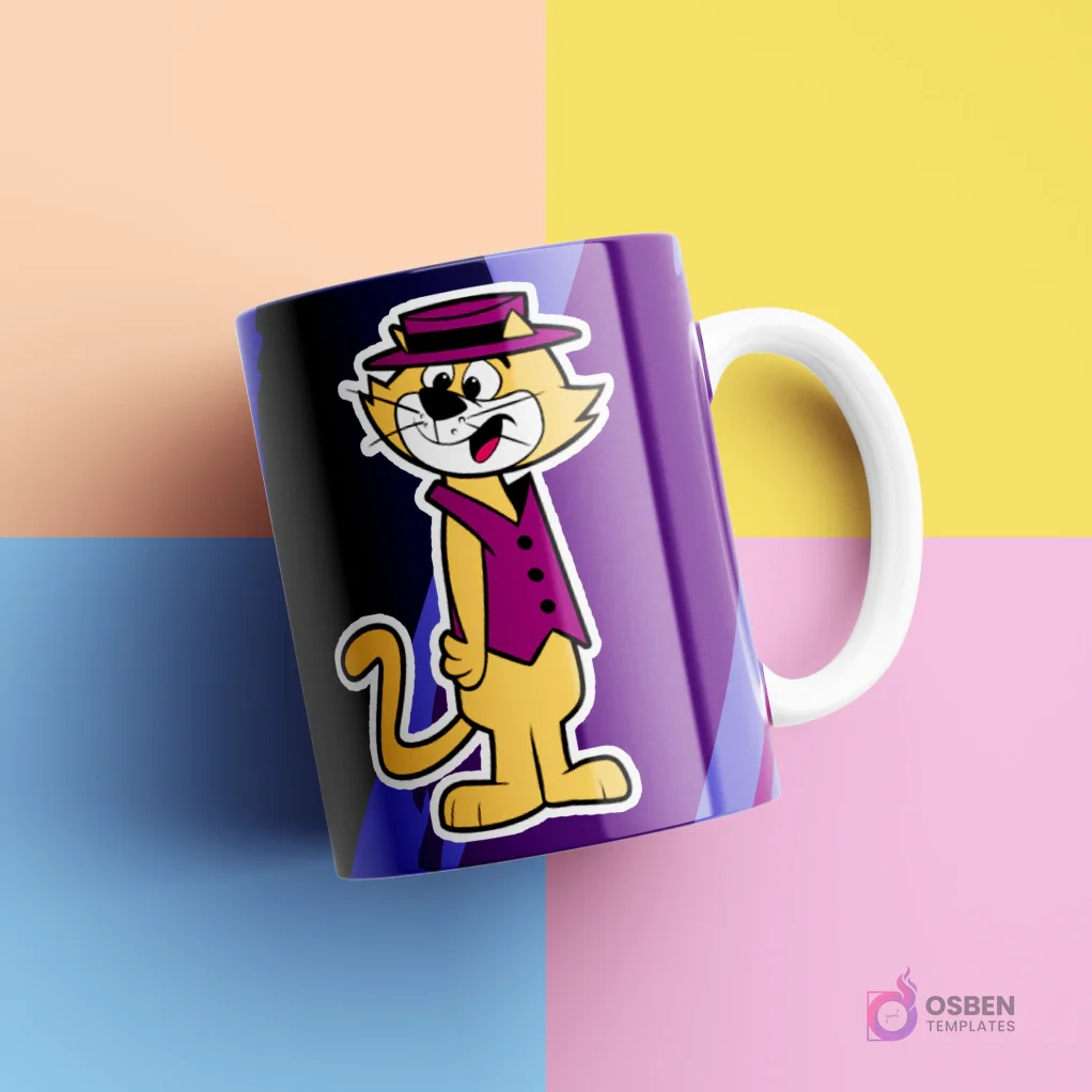 Taza blanca con diseño del Gato Top Cat sonriendo, con sombrero y chaleco morado, sobre un fondo morado abstracto. Fondo de estudio en bloques de color pastel amarillo, rosa, azul y melocotón.
