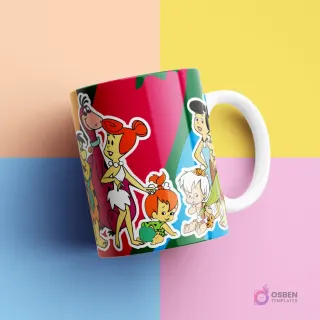 Taza blanca con diseños de la familia Los Picapiedra (Pedro, Vilma, Pablo, Betty, Pebbles y Bam-Bam) en actitud festiva. Fondo rojo y verde abstracto. Fondo de estudio en bloques de color pastel amarillo, rosa, azul y melocotón.