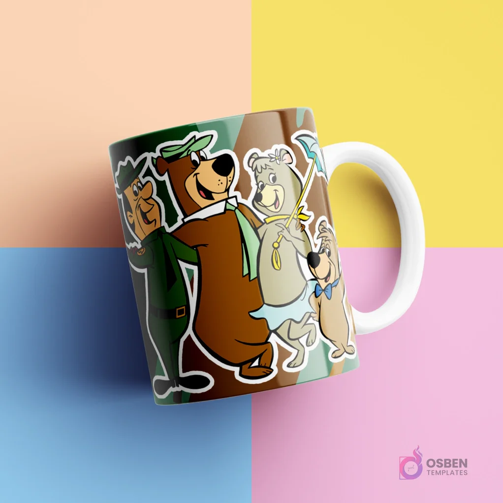 Taza blanca con diseños del Oso Yogui, Boo Boo y el Guardabosques Smith, con la Osa Cindy. Fondo verde y marrón abstracto. Fondo de estudio en bloques de color pastel amarillo, rosa, azul y melocotón.