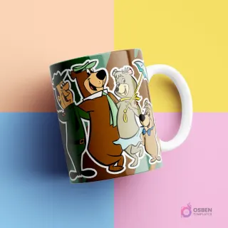 Taza blanca con diseños del Oso Yogui, Boo Boo y el Guardabosques Smith, con la Osa Cindy. Fondo verde y marrón abstracto. Fondo de estudio en bloques de color pastel amarillo, rosa, azul y melocotón.