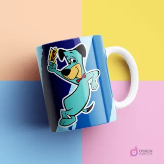 Taza blanca con diseño de Huckleberry Hound, el perro azul, bailando y levantando un bastón. Fondo azul oscuro y claro abstracto. Fondo de estudio en bloques de color pastel amarillo, rosa, azul y melocotón.