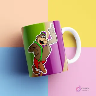 Taza blanca con diseño de Magilla Gorilla, el gorila bailarín, con un sombrero y corbata de moño. Fondo verde y morado abstracto. Fondo de estudio en bloques de color pastel amarillo, rosa, azul y melocotón.