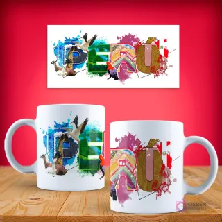 Diseño de taza sublimada con la palabra 'PERÚ' estilizada, compuesta por iconos nacionales como Machu Picchu, llamas, aves andinas y la bandera peruana.