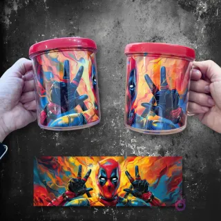 Tazas sublimadas con Deadpool haciendo el signo de la paz en un diseño artístico con fondo de llamas.