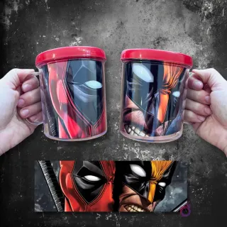 Tazas sublimadas con el rostro de Deadpool y Wolverine divididos en un diseño clásico de cómic.