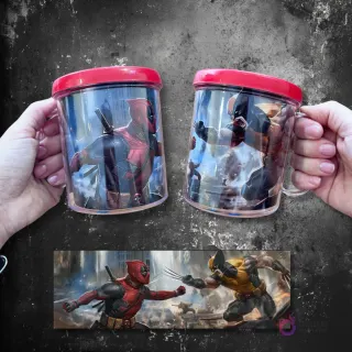 Tazas sublimadas con Deadpool y Wolverine en plena batalla, diseño de acción y superhéroes.