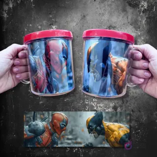 Tazas sublimadas con perfiles de Deadpool y Wolverine mirándose fijamente, diseño dramático.