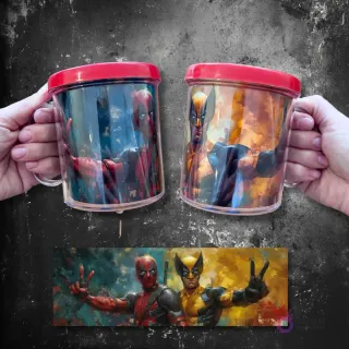 Tazas sublimadas con Deadpool y Wolverine posando amigablemente, haciendo el signo de la paz.
