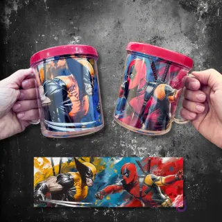 Tazas sublimadas con diseño dinámico de Wolverine contra Deadpool en una explosión de color.