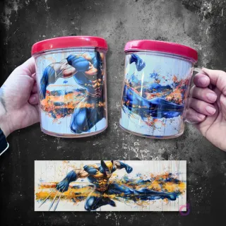 Tazas sublimadas con Wolverine en pose de salto de acción con fondo de salpicaduras de pintura.