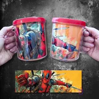 Tazas sublimadas con Deadpool lanzándose a la acción con sus katanas, diseño vibrante.