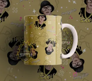 Taza sublimada con diseño del cantante urbano Daddy Yankee en estilo cartoon, sobre un fondo dorado con su logo y detalles urbanos.