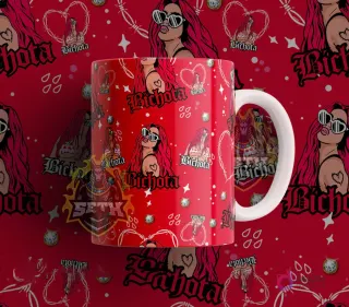 Taza sublimada con diseño de la cantante urbana Karol G, con su apodo 'Bichota', sobre un fondo rojo con detalles de cadenas y diamantes.