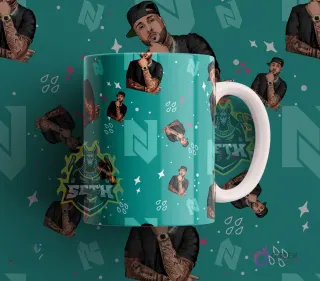 Taza sublimada con diseño del cantante urbano Nicky Jam en estilo cartoon, sobre un fondo verde agua con su logo 'N' y estrellas.