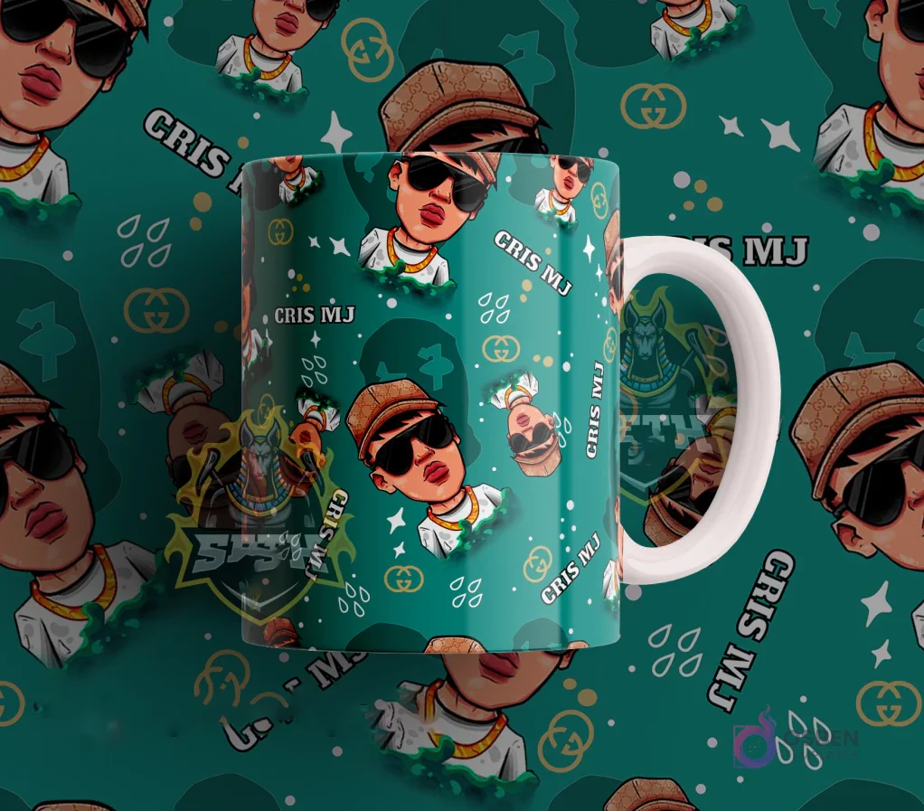 Taza sublimada con diseño del cantante urbano Cris MJ en estilo cartoon, sobre un fondo verde azulado con el logo de Gucci y estrellas.