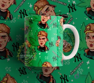 Taza sublimada con diseño del cantante urbano Marcianeke en estilo cartoon, sobre un fondo verde con hojas de cannabis y el logo de los Yankees.