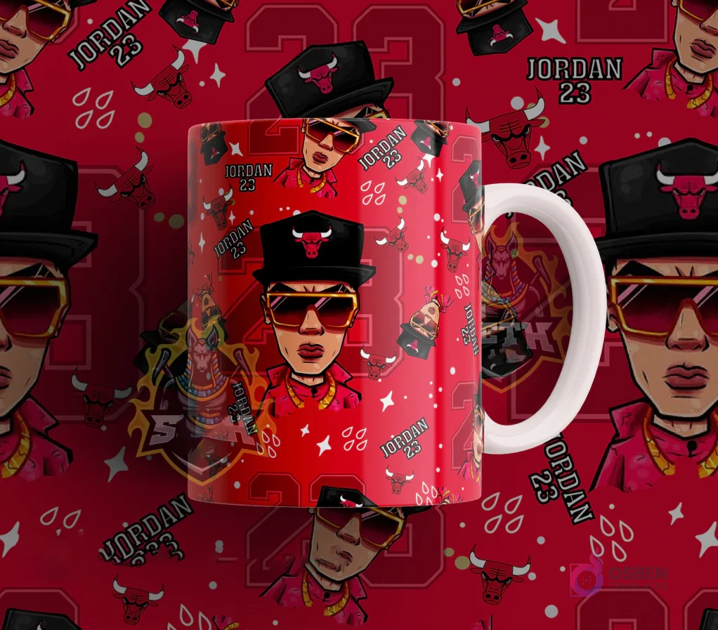 Taza sublimada con diseño del cantante urbano Jordan 23 en estilo cartoon, sobre un fondo rojo con el número 23 y el logo de los Chicago Bulls.