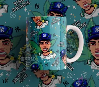 Taza sublimada con diseño del cantante urbano King Savagge en estilo cartoon, sobre un fondo verde azulado con hojas de cannabis y el logo de los Yankees.