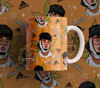Taza sublimada con diseño del cantante urbano Drako Mafia en estilo cartoon, sobre un fondo naranja con hojas de cannabis y el logo de Adidas.