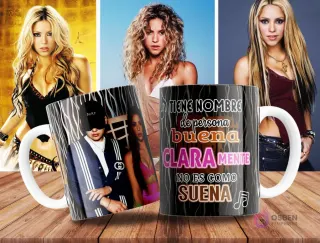 Taza de sublimación negra con diseño de Shakira y Bizarrap, y frase 'CLARA-MENTE no es como suena' con notas musicales