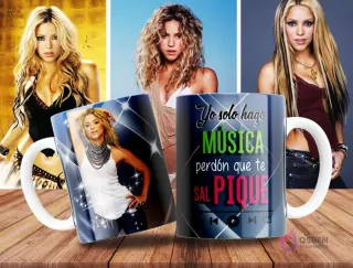 Taza de sublimación azul oscuro con diseño de Shakira y frase 'Yo solo hago MÚSICA, perdón que te salPIQUE' con elementos de reproductor musical