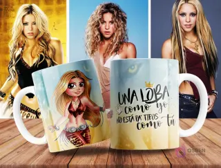 Taza de sublimación azul claro con diseño de Shakira en estilo caricatura y frase 'Una loba como yo no está pa' tipos como tú' con fondo de lobo