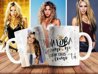 Taza de sublimación blanco y beige con diseño de Shakira en collage de imágenes y frase 'Una loba como yo no está pa' tipos como tú' con estrellas
