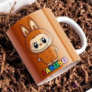 Taza de cerámica marrón claro con diseño del personaje Labubu de traje peludo marrón claro, con el nombre Labubu en letras coloridas, sobre papel picado marrón.