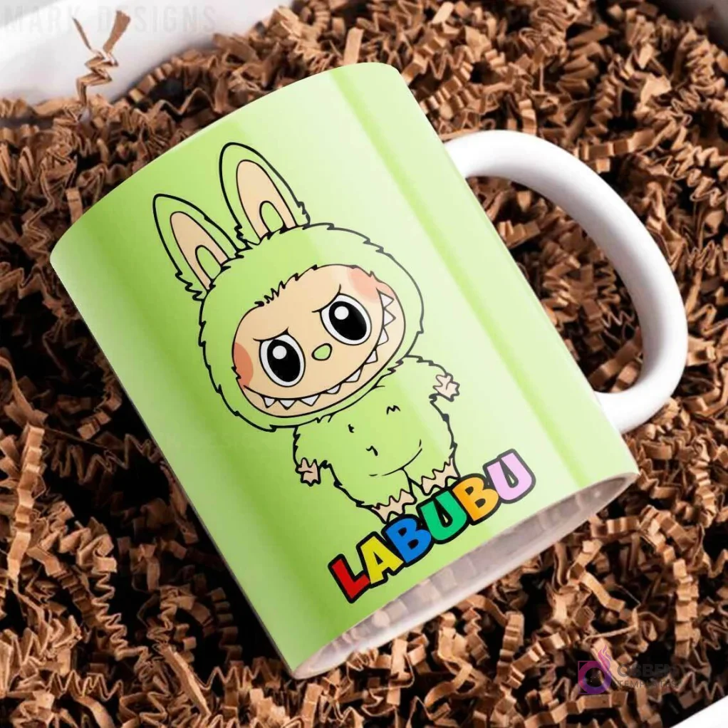 Taza de cerámica verde lima con diseño del personaje Labubu de traje peludo verde, con el nombre Labubu en letras coloridas, sobre papel picado marrón.