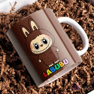 Taza de cerámica marrón oscuro con diseño del personaje Labubu de traje peludo marrón oscuro, con el nombre Labubu en letras coloridas, sobre papel picado marrón.