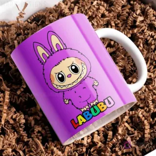 Taza de cerámica morada con diseño del personaje Labubu de traje peludo morado, con el nombre Labubu en letras coloridas, sobre papel picado marrón.