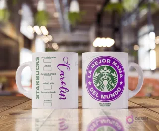 Taza blanca sublimada con diseño estilo Starbucks. Un lado muestra opciones de bebida y el nombre 'Carolin' en morado. El otro lado tiene un logo morado de Starbucks con sirena y texto 'La Mejor Mamá del Mundo'.