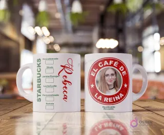 Taza blanca sublimada con diseño estilo Starbucks. Un lado muestra opciones de bebida y el nombre 'Rebeca' en rojo. El otro lado tiene un logo rojo de Starbucks con una imagen de mujer y texto 'El Café de la Reina'.