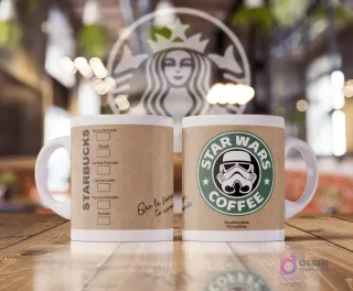 Taza blanca sublimada con diseño estilo Starbucks con fondo de papel kraft. Un lado muestra opciones de bebida. El otro lado tiene un logo verde de Starbucks con el casco de un Stormtrooper de Star Wars y texto 'Star Wars Coffee'.
