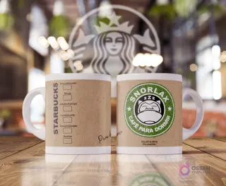 Taza blanca sublimada con diseño estilo Starbucks con fondo de papel kraft. Un lado muestra opciones de bebida. El otro lado tiene un logo verde de Starbucks con Snorlax de Pokémon durmiendo y texto 'Snorlax Cafe Para Dormir'.