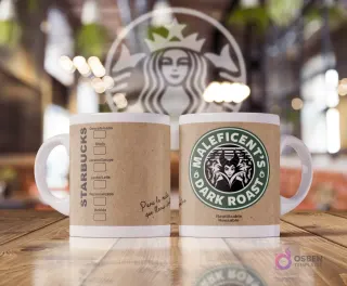 Taza blanca sublimada con diseño estilo Starbucks con fondo de papel kraft. Un lado muestra opciones de bebida. El otro lado tiene un logo verde y morado de Starbucks con Maléfica y texto 'Maleficent's Dark Roast'.