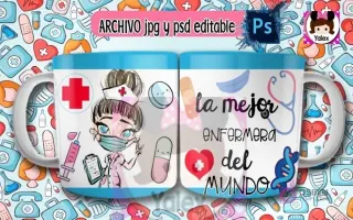 Taza de sublimación con diseño de enfermera ilustrada de cabello rizado oscuro con mascarilla y portapapeles, sobre fondo azul de iconos médicos y texto 'La mejor enfermera del mundo'.