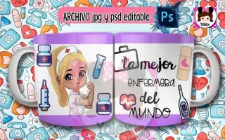 Taza de sublimación con diseño de enfermera caricatura de cabello rubio con cola, mostrando fuerza y sosteniendo un frasco de pastillas, sobre fondo morado de iconos médicos y texto 'La mejor enfermera del mundo'.
