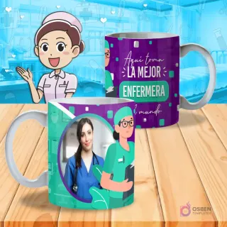 Mockup de dos tazas blancas con diseño 'Aquí toma la mejor enfermera del mundo' en colores púrpura y verde azulado, con una ilustración de una enfermera y un fondo de clínica.