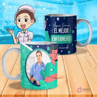 Mockup de dos tazas blancas con diseño 'Aquí toma el mejor enfermero del mundo' en colores azul y verde azulado, con una ilustración de un enfermero y un fondo de clínica.