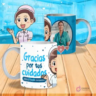 Mockup de dos tazas blancas con diseño 'Gracias por tus cuidados ¡Eres la mejor enfermera!' en azul, con ilustraciones de corazones y una enfermera animada en un fondo de hospital.