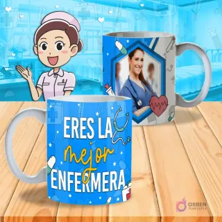 Mockup de dos tazas blancas con diseño 'Eres la mejor enfermera' en azul y amarillo, con símbolos médicos y una enfermera animada en un fondo de hospital.