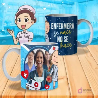 Mockup de dos tazas blancas con diseño temático de enfermería, incluyendo la frase 'Enfermera se nace no se hace' y un espacio para fotos de profesionales de la salud, con fondo de hospital.