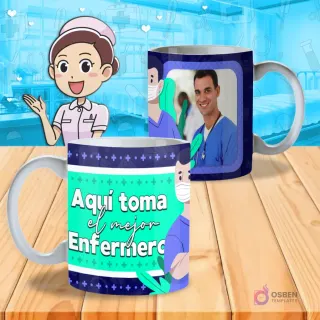Mockup de dos tazas blancas con diseño 'Aquí toma el mejor Enfermero' en verde y azul, con ilustraciones de enfermeros y espacio para foto, sobre un fondo de hospital.