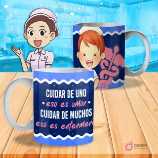 Mockup de dos tazas blancas con diseño 'Cuidar de uno eso es amor cuidar de muchos eso es enfermería' en azul oscuro, con símbolos médicos y un enfermero animado, sobre un fondo de hospital.