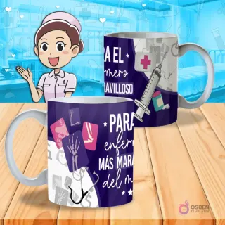 Mockup de dos tazas blancas con diseño 'Para la enfermera más maravillosa del mundo' en púrpura, con ilustraciones de radiografías y estetoscopio, sobre un fondo de hospital.