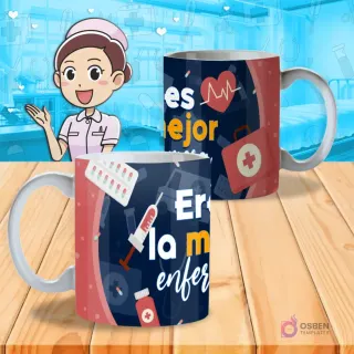 Mockup de dos tazas blancas con diseño 'Eres la mejor enfermera' en tonos azules y rojos, con jeringas, pastillas y un corazón, sobre un fondo de hospital.