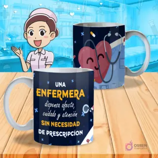 Mockup de dos tazas blancas con diseño 'Una enfermera dispensa afecto, cuidado y atención sin necesidad de prescripción' en azul oscuro, con símbolos médicos, sobre un fondo de hospital.