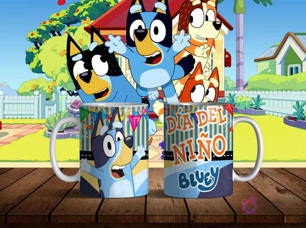 Mug mockup con Bluey, la perrita azul, saludando y texto 'Día del Niño Bluey' sobre un fondo rayado. El fondo animado es la casa de los Heeler.