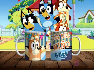 Mug mockup con Bingo, la perrita naranja de Bluey, saludando y texto 'Día del Niño Bluey' sobre un fondo rayado. El fondo es el jardín de la casa de Bluey.